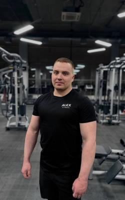 Инструктор тренажерного зала Степанов  Кирилл 